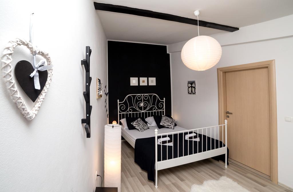 Apartments Zara เพทรอซาเน ภายนอก รูปภาพ