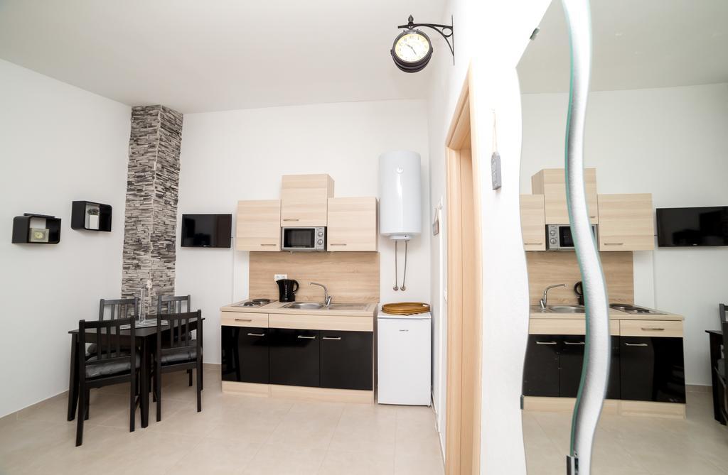Apartments Zara เพทรอซาเน ภายนอก รูปภาพ