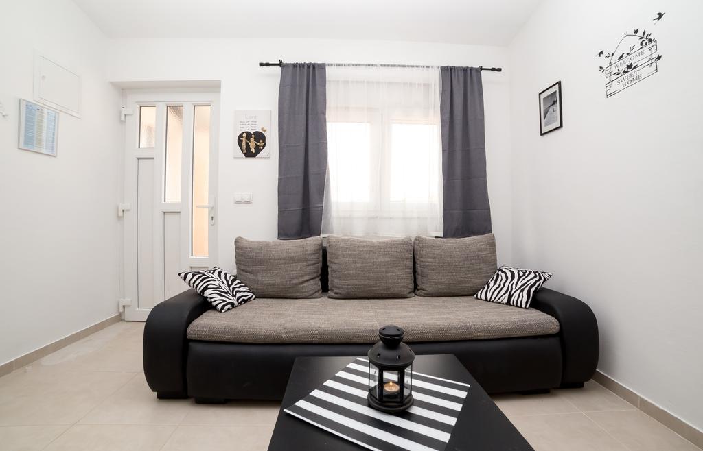Apartments Zara เพทรอซาเน ภายนอก รูปภาพ